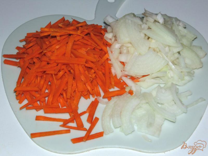 Фото приготовление рецепта: Сытный салат с шампиньонами, курицей и огурчиками пикули шаг №2