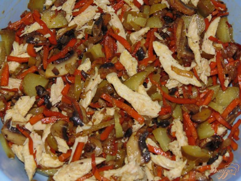 Фото приготовление рецепта: Сытный салат с шампиньонами, курицей и огурчиками пикули шаг №7