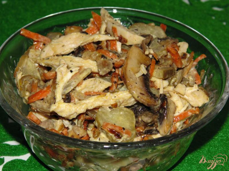 Фото приготовление рецепта: Сытный салат с шампиньонами, курицей и огурчиками пикули шаг №8