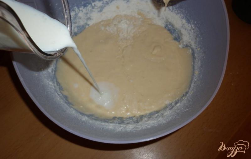 Фото приготовление рецепта: Нежный пирог с виноградом (Torta morbidissima all'uva) шаг №3