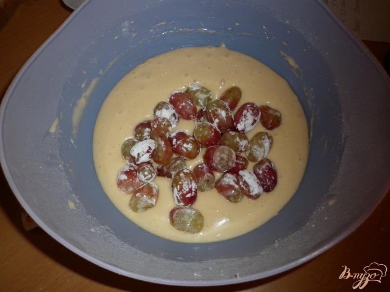 Фото приготовление рецепта: Нежный пирог с виноградом (Torta morbidissima all'uva) шаг №5
