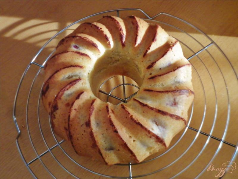 Фото приготовление рецепта: Нежный пирог с виноградом (Torta morbidissima all'uva) шаг №7
