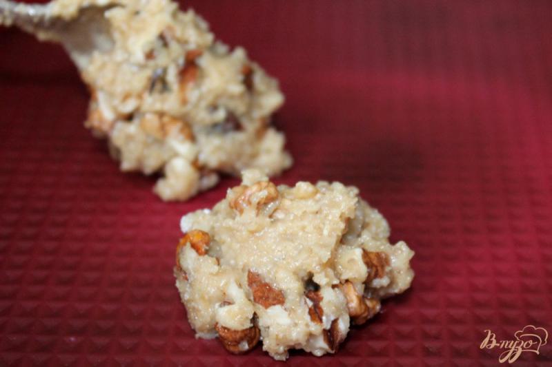 Фото приготовление рецепта: Овсяное печенье на подсолнечное масле, с орехами шаг №5