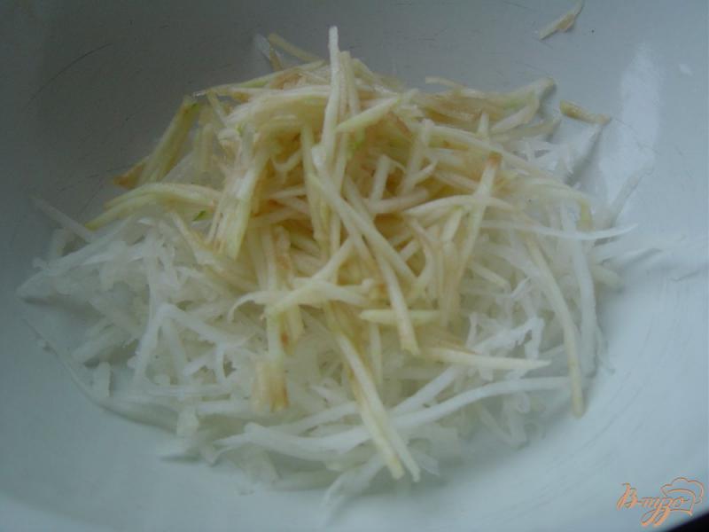 Фото приготовление рецепта: Салат из редьки с яблоком шаг №2