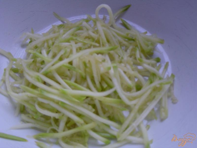 Фото приготовление рецепта: Салат из редьки, кабачка и чеснока шаг №2