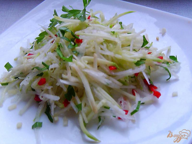Фото приготовление рецепта: Салат из редьки, кабачка и чеснока шаг №5