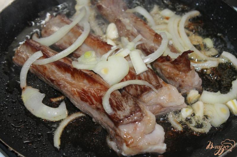 Фото приготовление рецепта: Тушенный картофель с грибами и свиными ребрами шаг №3