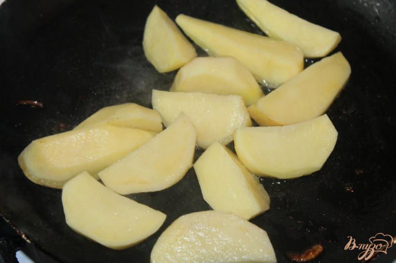 Фото приготовление рецепта: Тушенный картофель с грибами и свиными ребрами шаг №5
