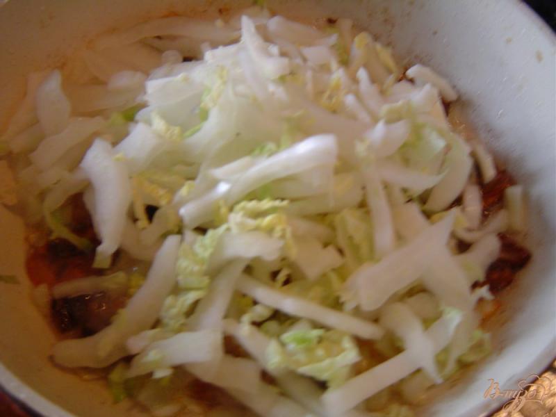 Фото приготовление рецепта: Теплый салат из пекинской капусты и грибов в китайском стиле шаг №5