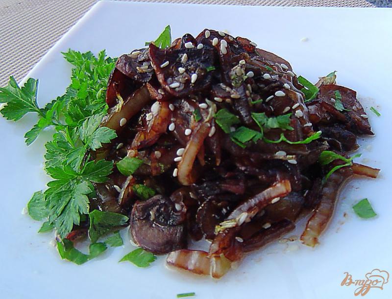 Фото приготовление рецепта: Теплый салат из пекинской капусты и грибов в китайском стиле шаг №7