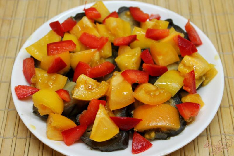 Фото приготовление рецепта: Печеные баклажаны с помидорами и перцем, под чесночным соусом шаг №3