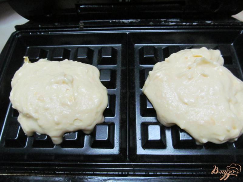 Фото приготовление рецепта: Вафли с мандарином и плавленным сыром шаг №4