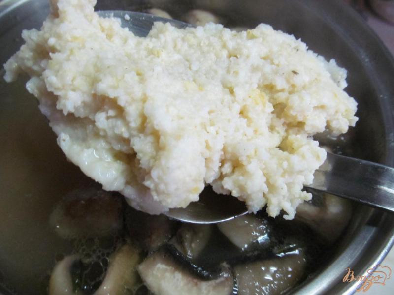Фото приготовление рецепта: Суп с грибами и пекинской капустой шаг №5