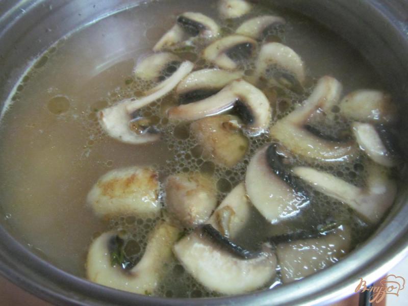 Фото приготовление рецепта: Суп с грибами и пекинской капустой шаг №4