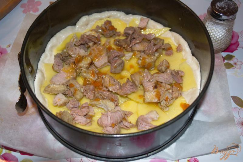 Фото приготовление рецепта: Дрожжевой пирог с индейкой, картошкой и яичной заливкой шаг №3