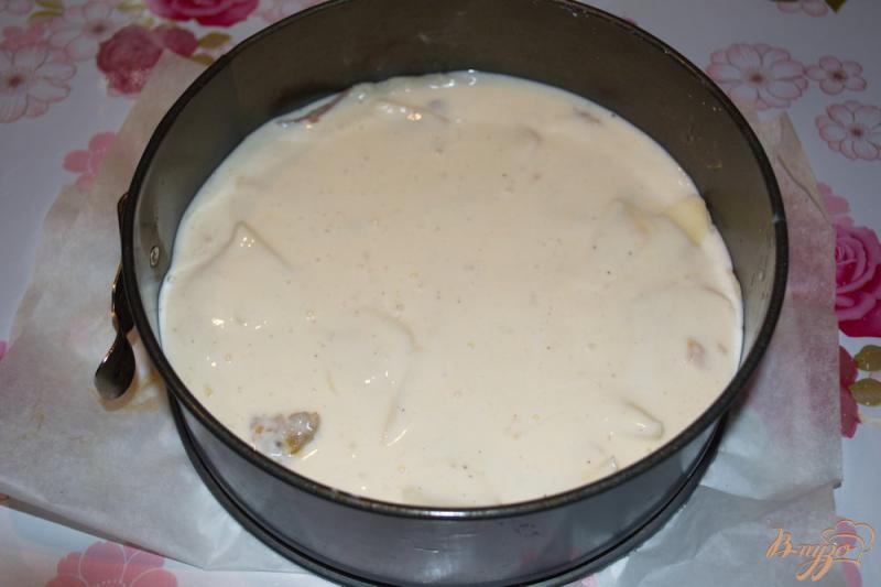 Фото приготовление рецепта: Дрожжевой пирог с индейкой, картошкой и яичной заливкой шаг №5