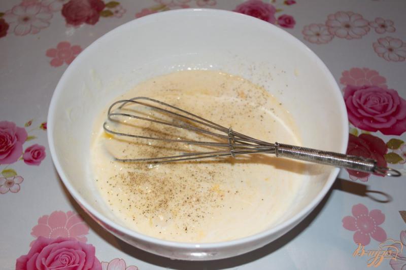 Фото приготовление рецепта: Дрожжевой пирог с индейкой, картошкой и яичной заливкой шаг №4