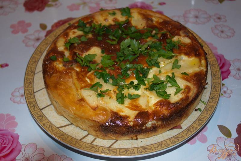 Фото приготовление рецепта: Дрожжевой пирог с индейкой, картошкой и яичной заливкой шаг №7