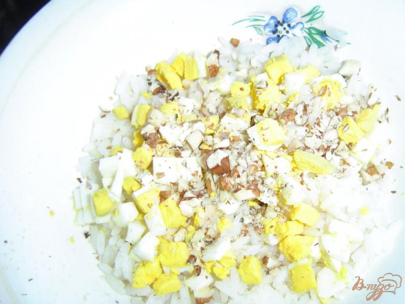 Фото приготовление рецепта: Рис с орехами, яйцами и зеленью шаг №3