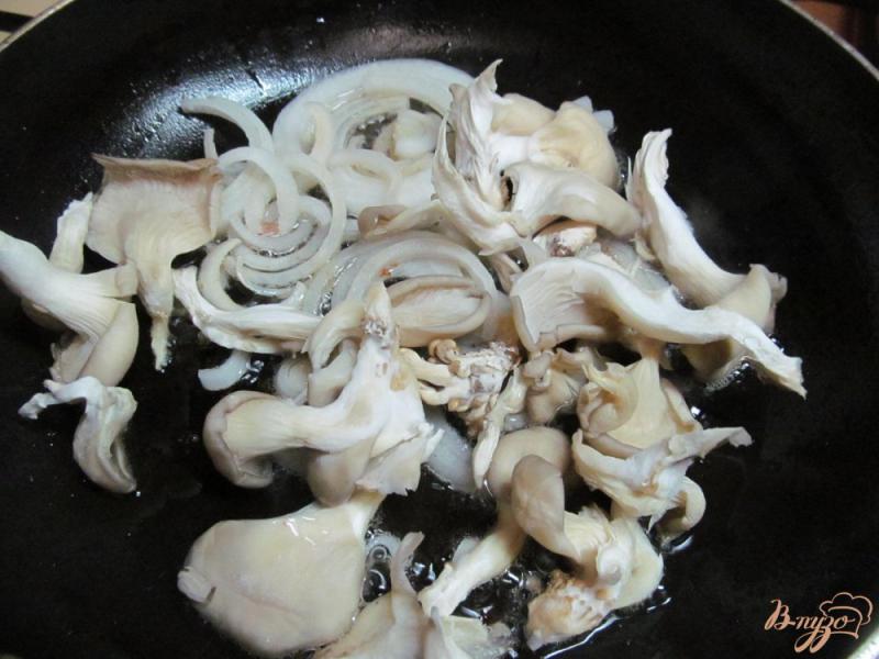 Фото приготовление рецепта: Салат из пекинской капусты бекона и грибов шаг №4