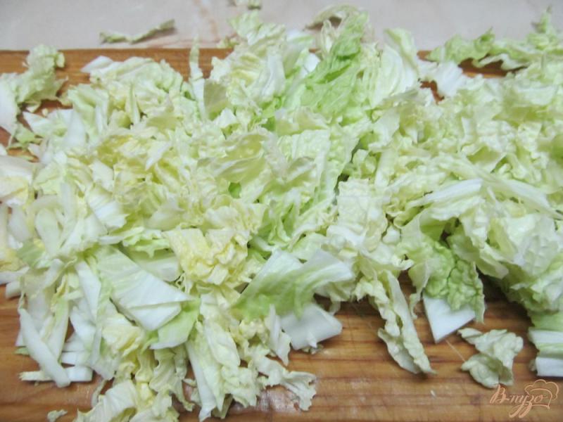Фото приготовление рецепта: Салат из пекинской капусты бекона и грибов шаг №5