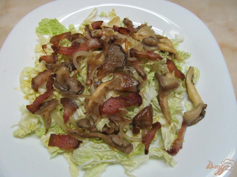 Фото приготовление рецепта: Салат из пекинской капусты бекона и грибов шаг №6
