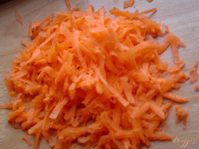 Фото приготовление рецепта: Салат из моркови, редьки и чеснока шаг №2