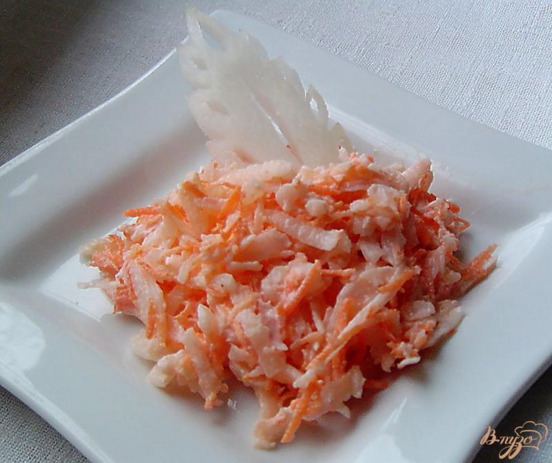 Фото приготовление рецепта: Салат из моркови, редьки и чеснока шаг №4