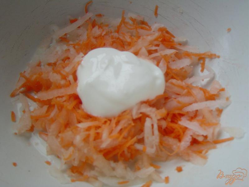 Фото приготовление рецепта: Салат из моркови, редьки и чеснока шаг №3