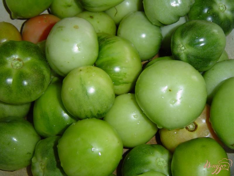 Фото приготовление рецепта: Зеленые помидоры с чесноком и зеленью шаг №1