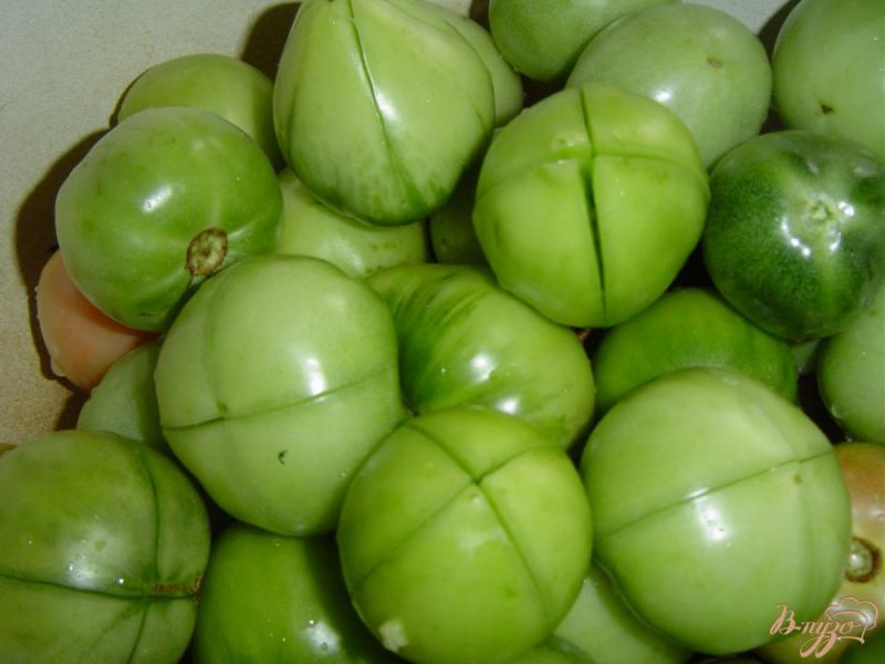 Фото приготовление рецепта: Зеленые помидоры с чесноком и зеленью шаг №5
