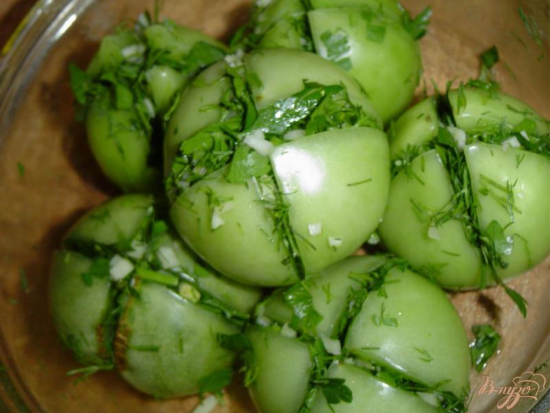 Фото приготовление рецепта: Зеленые помидоры с чесноком и зеленью шаг №6