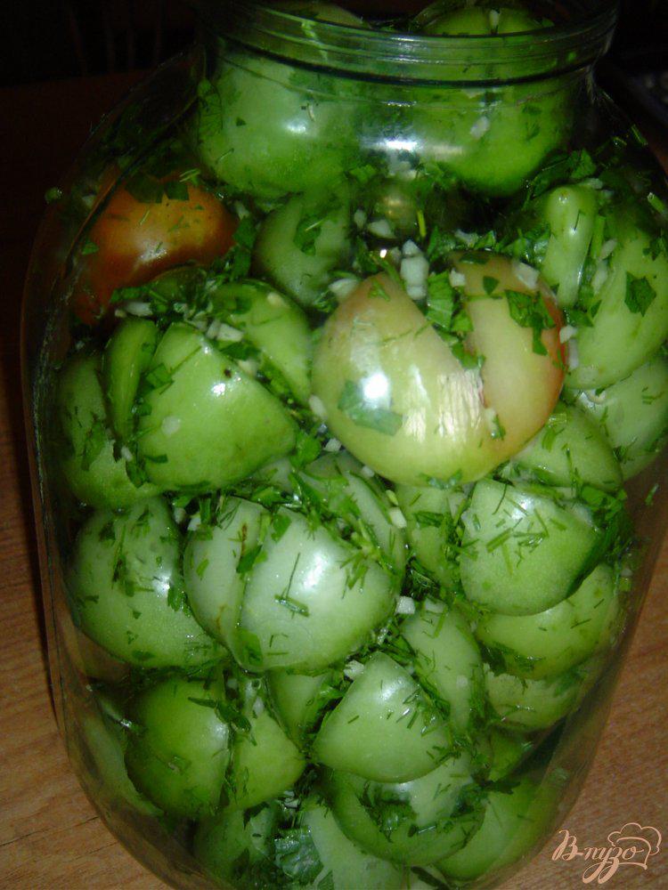 Фото приготовление рецепта: Зеленые помидоры с чесноком и зеленью шаг №8