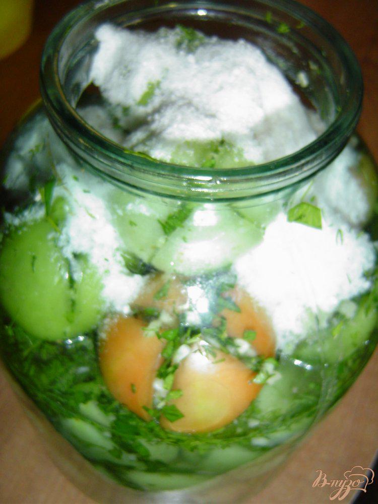 Фото приготовление рецепта: Зеленые помидоры с чесноком и зеленью шаг №9