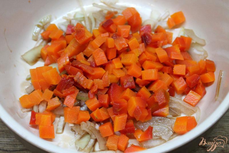 Фото приготовление рецепта: Салат из печеных овощей с маринованным луком и грецкими орехами шаг №3