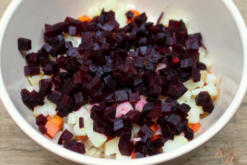 Фото приготовление рецепта: Салат из печеных овощей с маринованным луком и грецкими орехами шаг №5