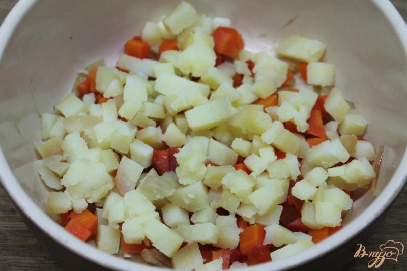 Фото приготовление рецепта: Салат из печеных овощей с маринованным луком и грецкими орехами шаг №4