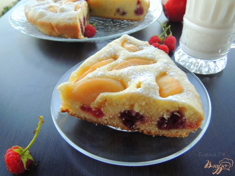 Фото приготовление рецепта: Пирог с яблоками и малиной шаг №8