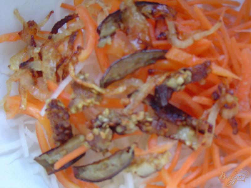 Фото приготовление рецепта: Салат из баклажан, редьки и моркови шаг №5