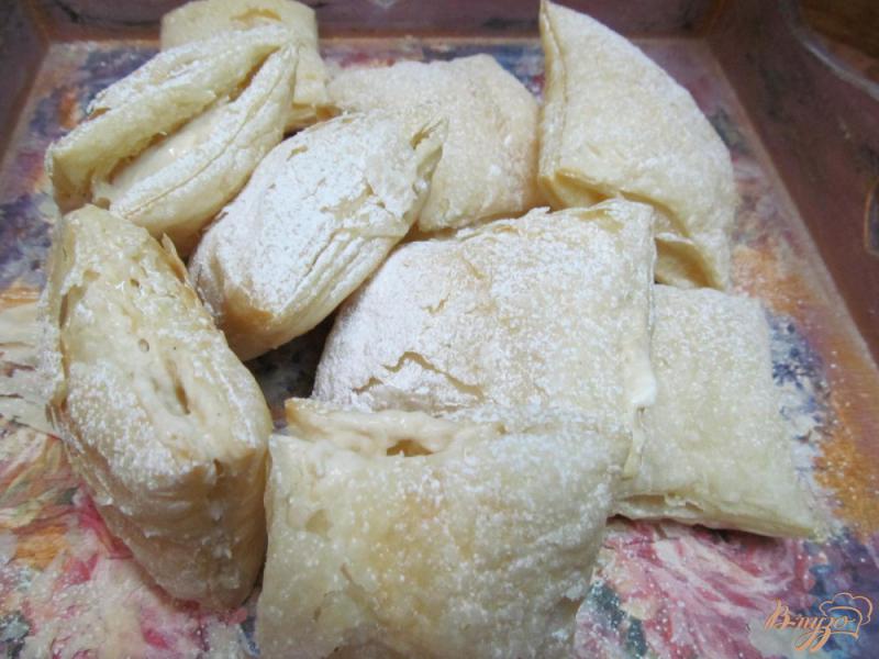 Фото приготовление рецепта: Пирожки из слоеного теста с бананом и сметаной шаг №6