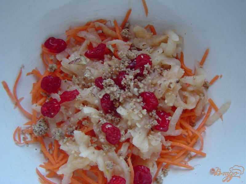 Фото приготовление рецепта: Десертный салат из моркови, груши и вяленой клюквы шаг №4