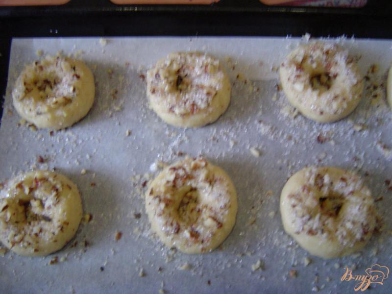 Фото приготовление рецепта: Песочное печенье с орехами шаг №5