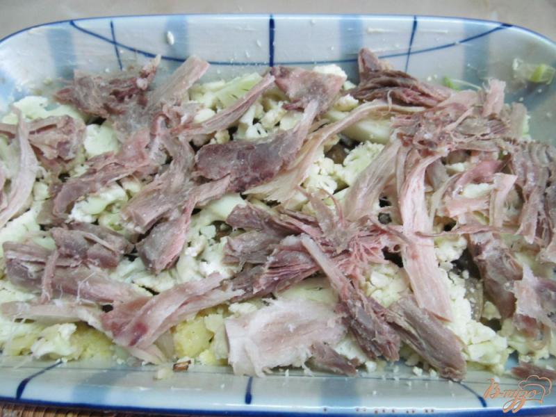 Фото приготовление рецепта: Запеканка из пшенной каши с мясом грибами и цветной капусты шаг №6