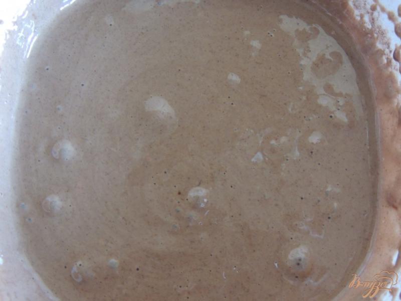 Фото приготовление рецепта: Шоколадная шарлотка с грушей шаг №3