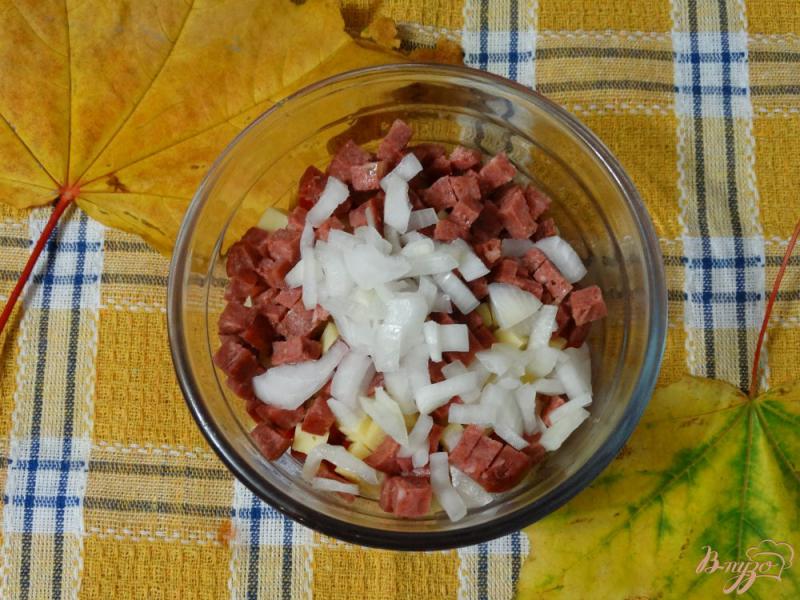 Фото приготовление рецепта: Салат с копченой колбасой и овощами шаг №5
