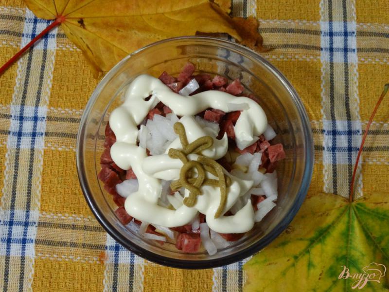 Фото приготовление рецепта: Салат с копченой колбасой и овощами шаг №6
