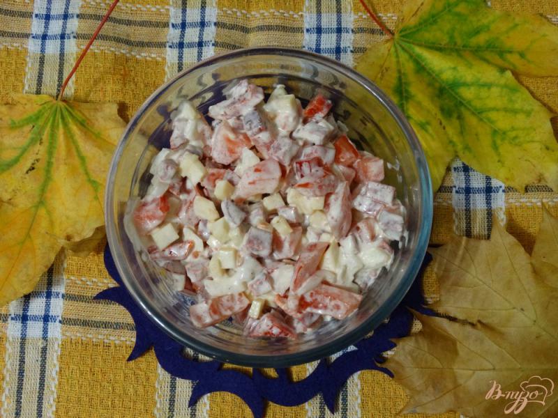 Фото приготовление рецепта: Салат с копченой колбасой и овощами шаг №7