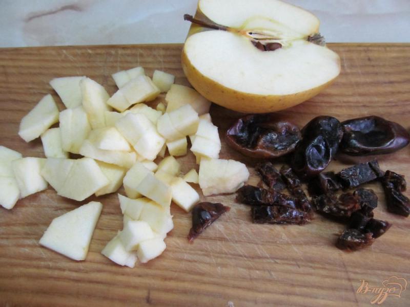 Фото приготовление рецепта: Гречневая каша с яблоком и финиками шаг №2