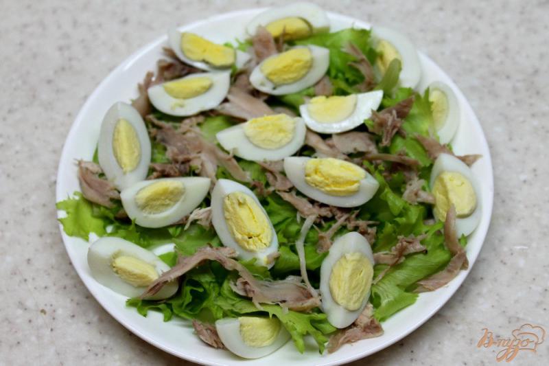 Фото приготовление рецепта: Салат с перепелиными яйцами и мясом перепелки шаг №3