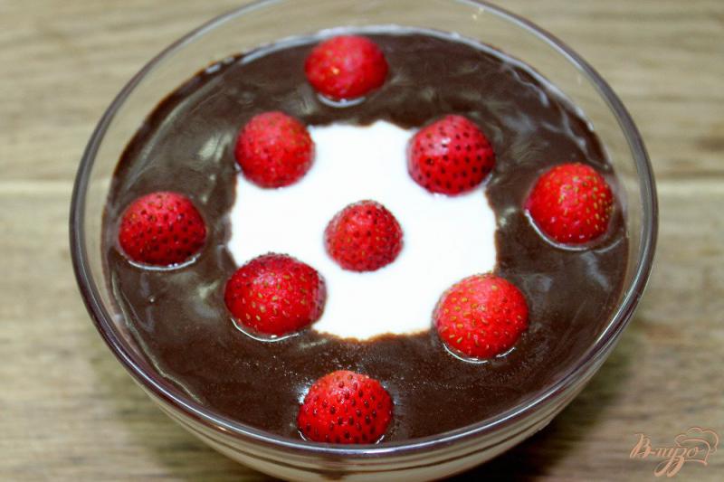 Фото приготовление рецепта: Творожно-клубничный десерт с шоколадной глазурью шаг №7